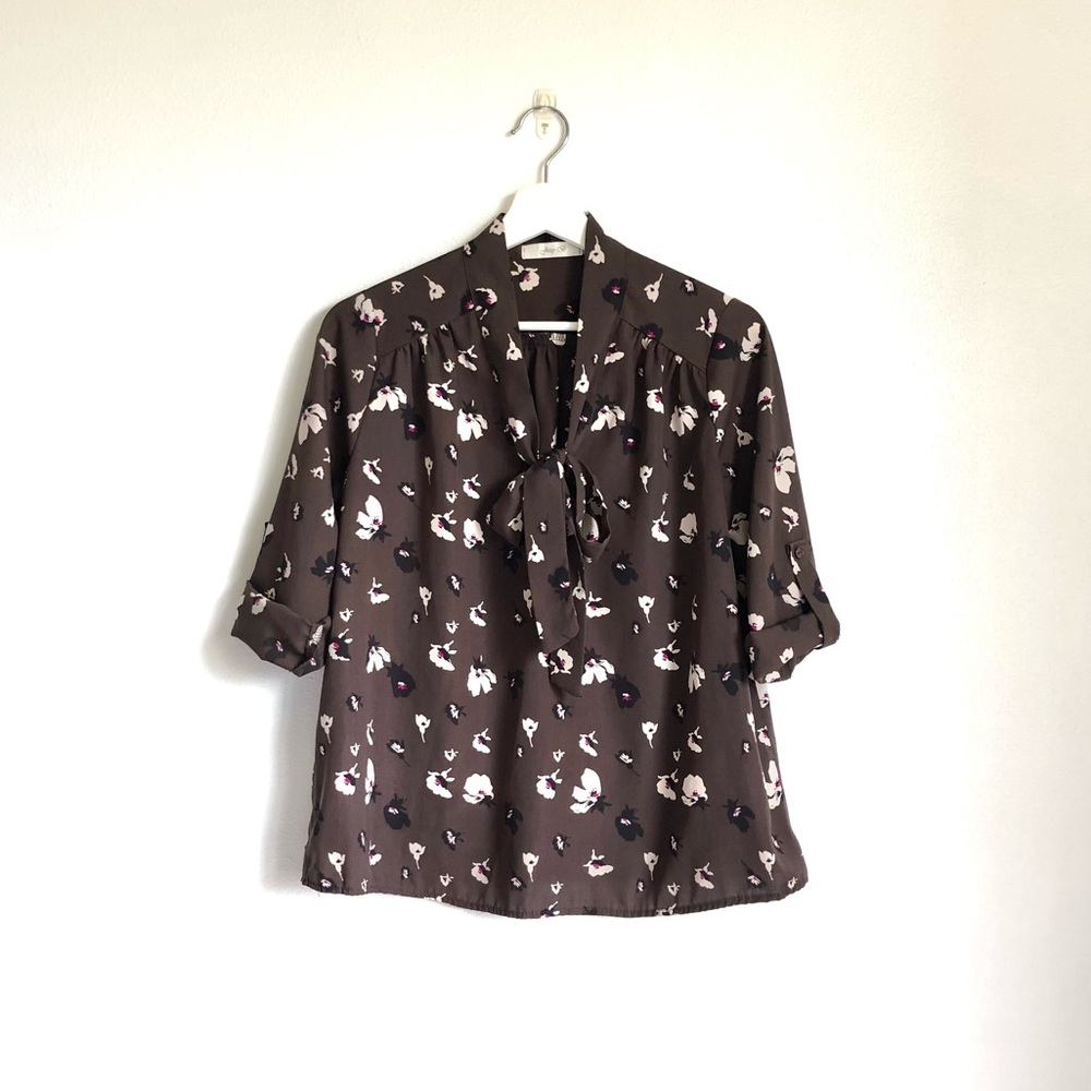 🛍️ 3/$20 Jessy B Brown / White Floral Tie Neck Blouse Top Size Small